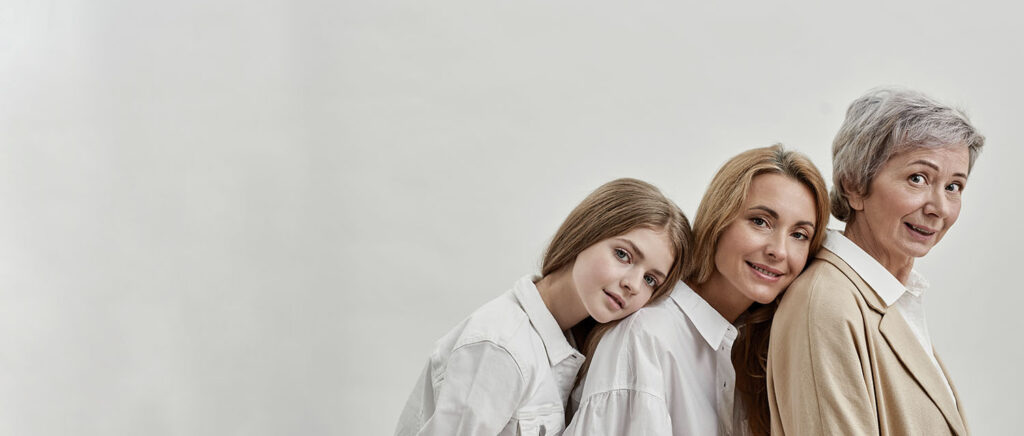 Drei Generationen von Frauen schauen in die Kamera