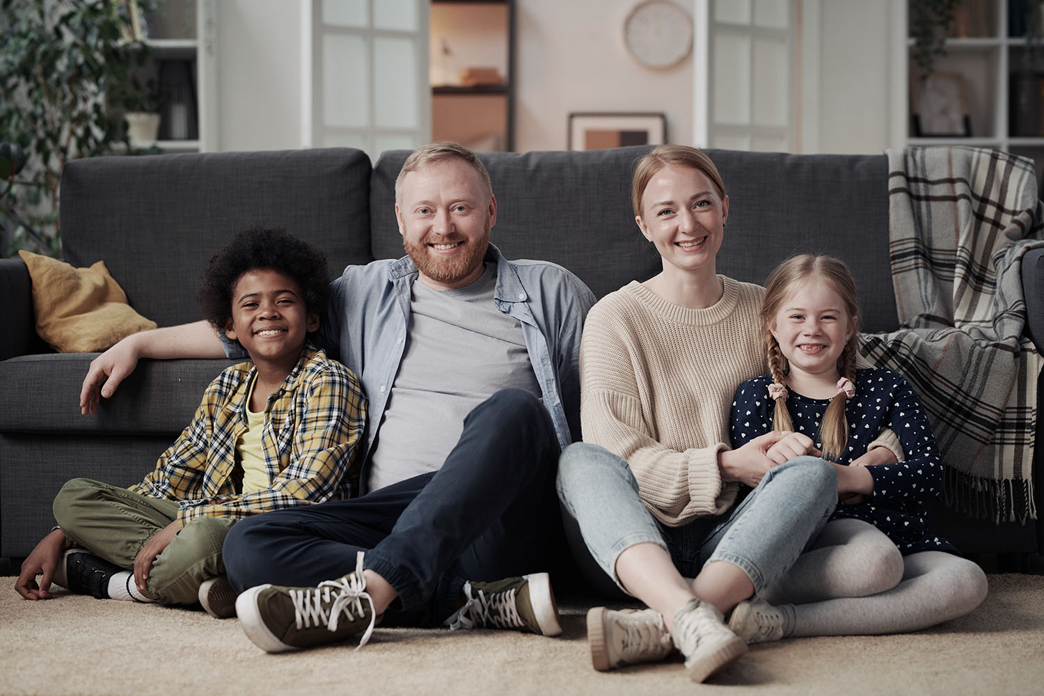 Glückliche Familie mit adoptierten Kindern