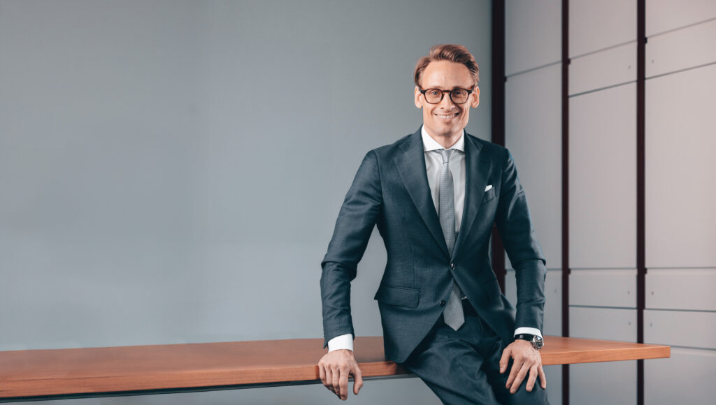 Titelbild von Notar Dr. Christian Berringer, angelehnt an seinen Arbeitstisch
