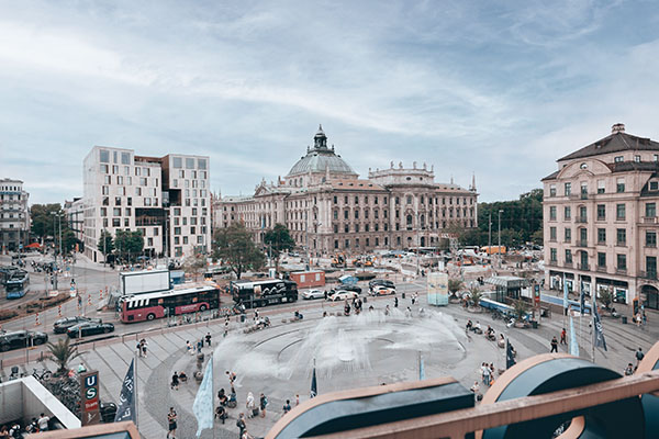 Ausblick aus dem Notarbüro auf den Stachus-Brunnen, die Maximilianstraße und den Justizpalast in München, mit dem rückwärtigen OSRAM-Schriftzug angeschnitten im Bild.