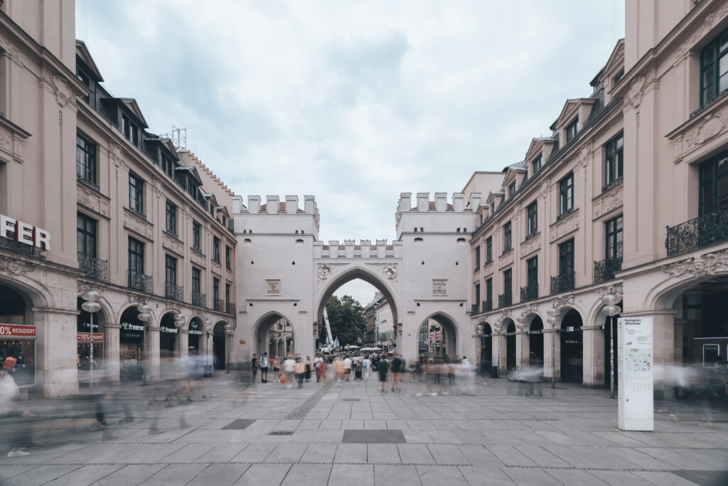 Blick auf das Karlstor in München mit den angrenzenden historischen Gebäuden, rechts das Haus mit dem Notarbüro von Dr. Christian Berringer im dritten Stock.