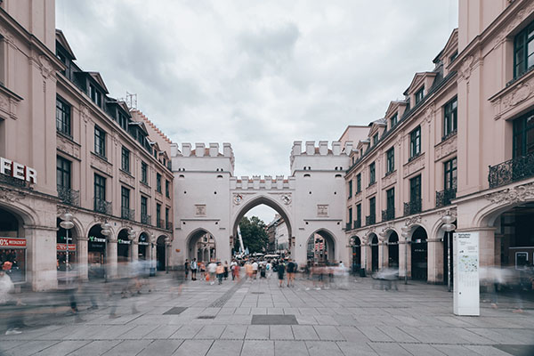 Blick auf das Karlstor in München mit den angrenzenden historischen Gebäuden, rechts das Haus mit dem Notarbüro von Dr. Christian Berringer im dritten Stock.
