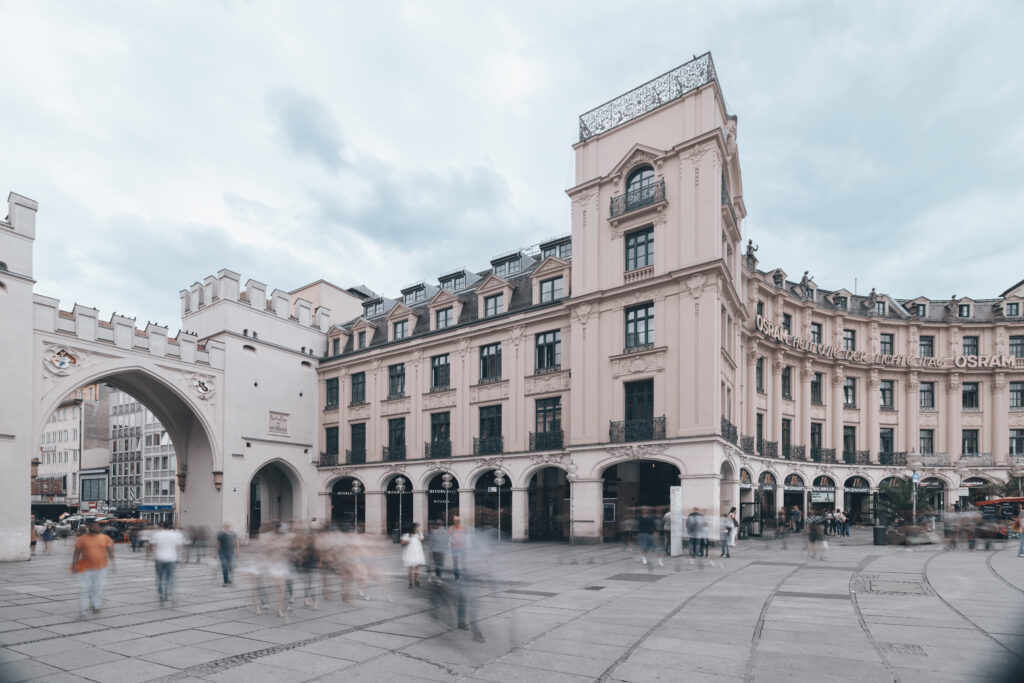 Außenansicht des historischen Gebäudes am Karlsplatz (Stachus) in München, das direkt an das Karlstor angrenzt und im dritten Stock das Notarbüro von Dr. Christian Berringer beherbergt.