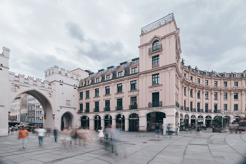 Außenansicht des historischen Gebäudes am Karlsplatz (Stachus) in München, das direkt an das Karlstor angrenzt und im dritten Stock das Notarbüro von Dr. Christian Berringer beherbergt.